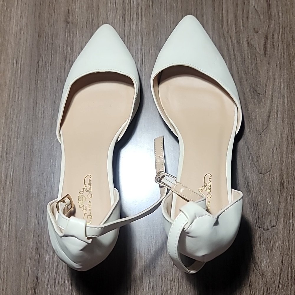JOURNEE COLLECTION cream high heel dress shoe. Size 7.5